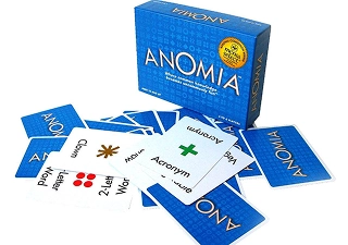 Az Anomia társasjáték doboza, amelyen a csomagolás körül elhelyezett kategória-kihívás kártyák láthatók, illusztrálva a gyors reakciót igénylő, szavak párosításán alapuló játékmenetet több játékos számára