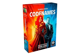 Codenames társasjáték doboz, amelyen kém témájú illusztrációk láthatók, piros és kék ügynökökkel, amelyek a nagyobb csoportok számára készült, csapatalapú szókapcsolási játékmenetet ábrázolják