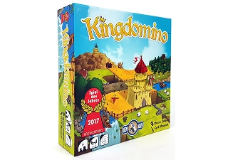 A Kingdomino társasjáték doboza, amelyen színes királysági táj látható kastéllyal, mezőkkel, folyókkal és erdőkkel, a lapelhelyezős családi stratégiai játékmenetet ábrázolva