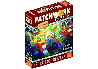 A Patchwork társasjáték doboza, amelyen színes patchwork mintás lapok és ajándékmotívum látható, illusztrálva a kétjátékos absztrakt stratégiai játékmenetet, amelynek célja egy patchwork takaró elkészítése
