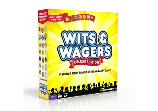 Wits and Wagers Deluxe Edition társasjáték doboz, élénk sárga háttérrel és ünnepi sziluettekkel, amely kiemeli a társasági csoportok számára készült trivia-találós játékmenetet